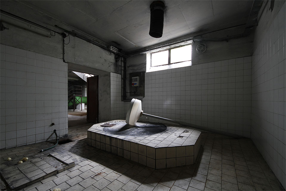 Do dávkovací místnosti práškového aktivního uhlí (které se sem dostávalo rourou ve stropě ze skladu o patro výš) někdo umístil pouliční lampu.