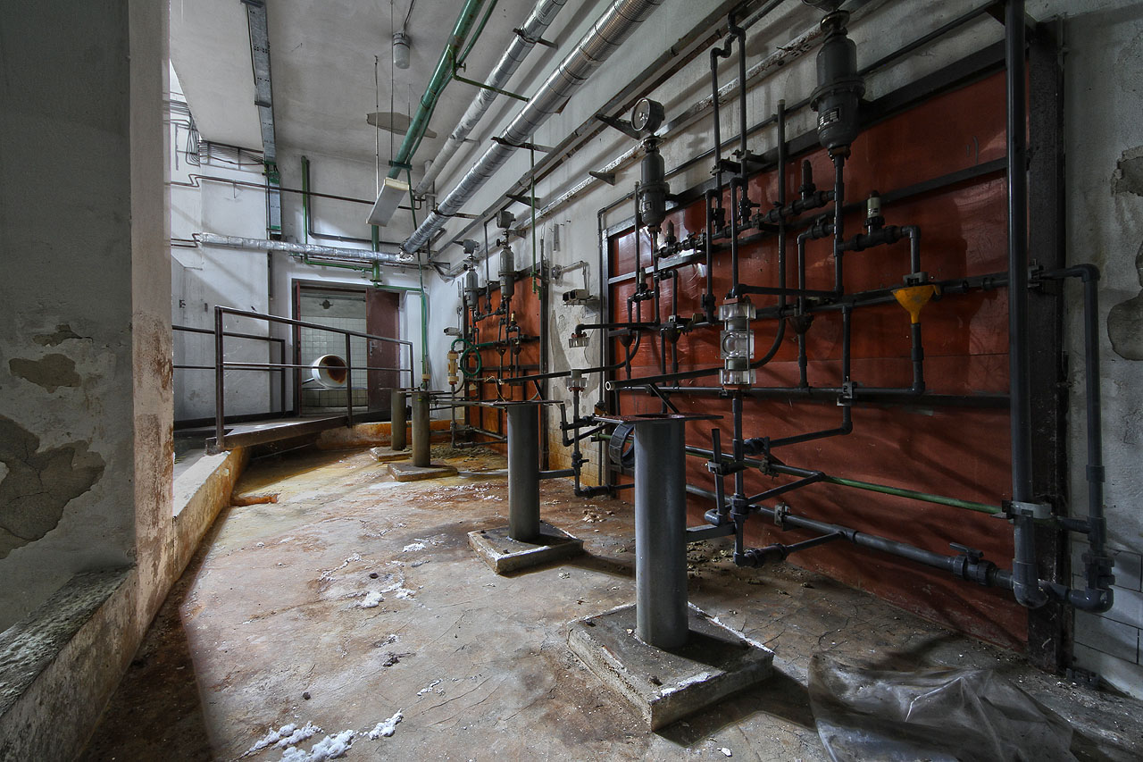 Prostor, kde se nacházela dávkovací čerpadla hlavního flokulantu, pomocného flokulantu a práškového aktivního uhlí, tady se látky mísily s říční vodou.