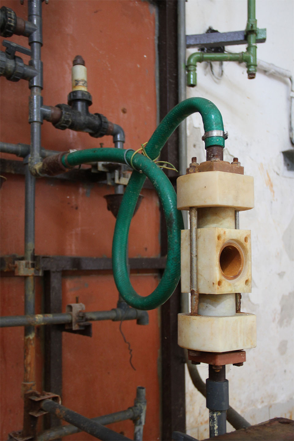 Smyčka na hadici sloužila jako jednoduchý tlumič rázů dávkovacího čerpadla.