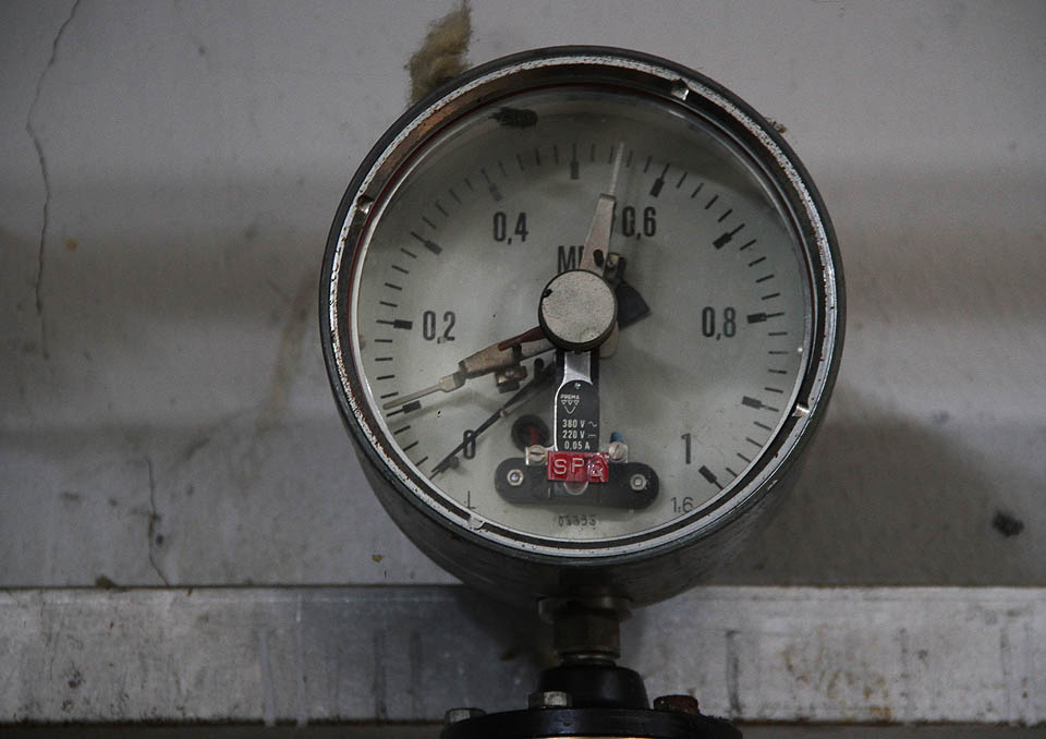 Ručičky všech tlakoměrů sklouzly poslušně k nule, kde již zřejmě zůstanou na věky.