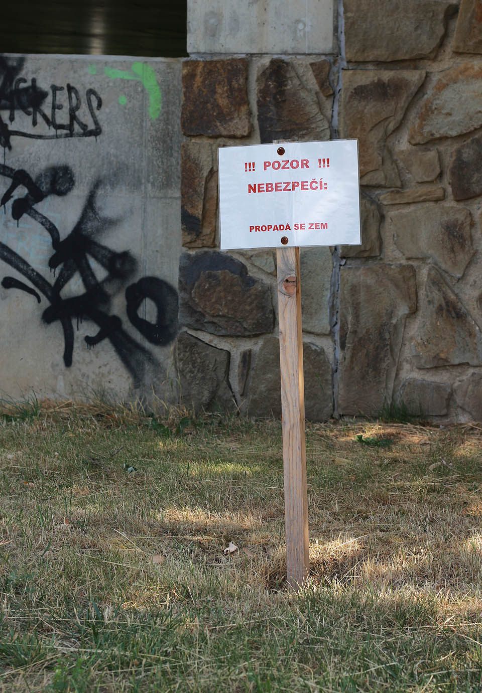 Areál úpravny vody je vůbec ponurý a plný překvapivých míst. Tak trošku jako zóna stalkerů z knihy Piknik u cesty od bratrů Strugackých…