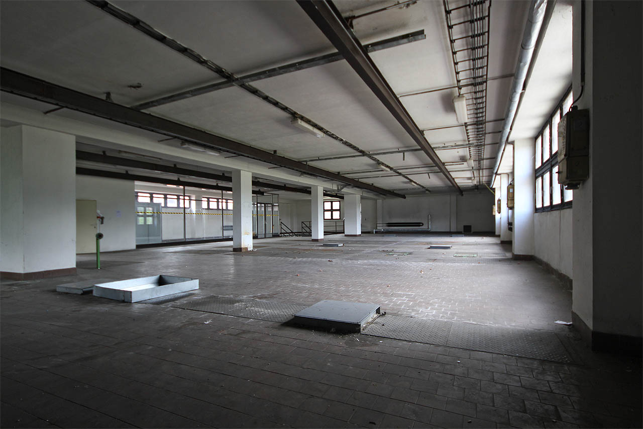 Hala pohonů míchadel. Od motorů procházely svislé osy dolů, kde v samotných míchacích komorách poháněly míchadla.