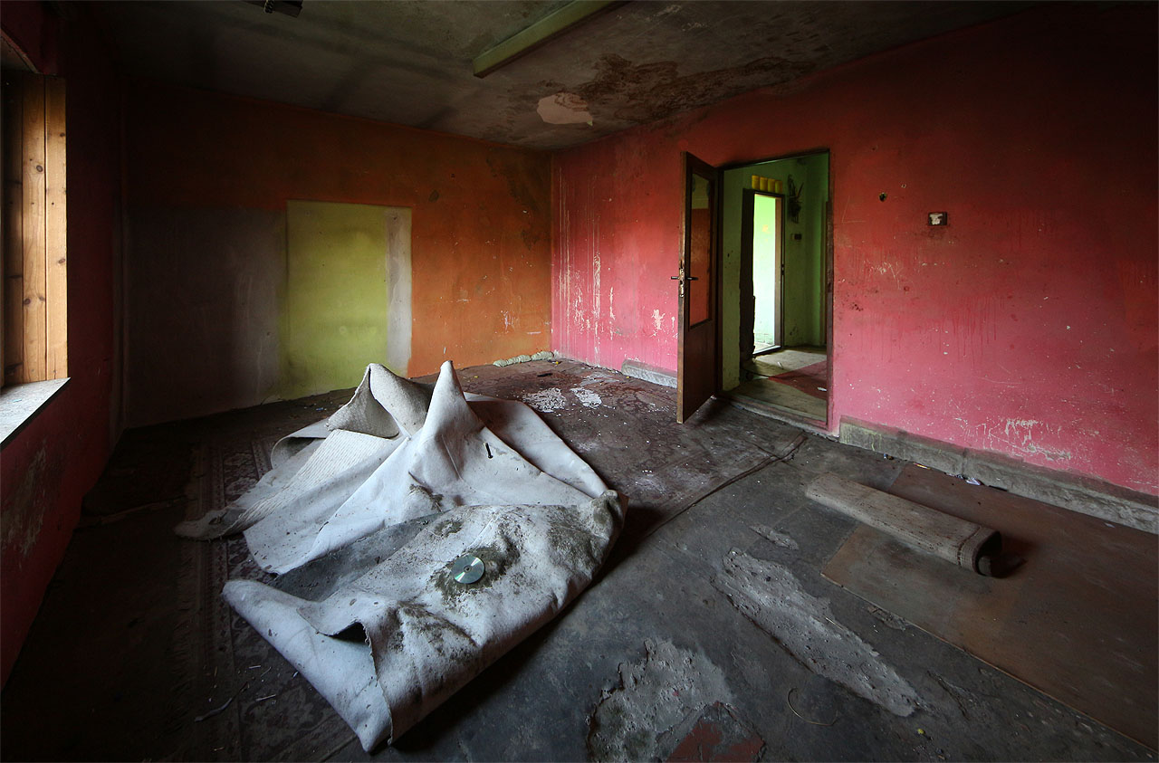 Vnitřní vybavení a úpravy domku nijak nesvědčí o tom, že kdysi sloužil jako budova zastávky.