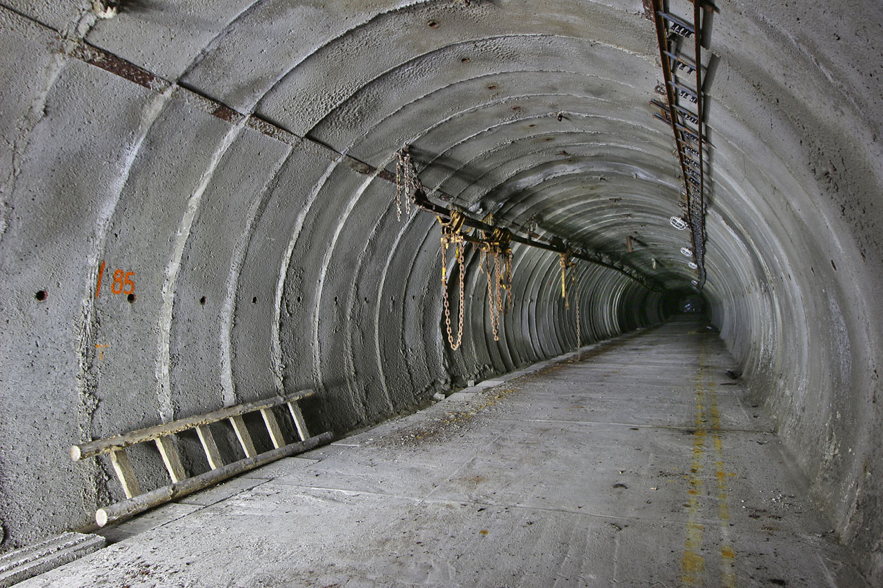 V tunelu zůstala instalována jednokolejnicová závěsná drážka. Co se asi honilo v hlavách dělníkům, kteří v roce 1991 jako polsední opouštěli stavbu? Kdo by čekal, že na ni dojde řeč až za dlouhých 31 let? Na víc otázek ani fotek nezbývá čas, za chvíli nám jede z konečné poslední trolejbus.
