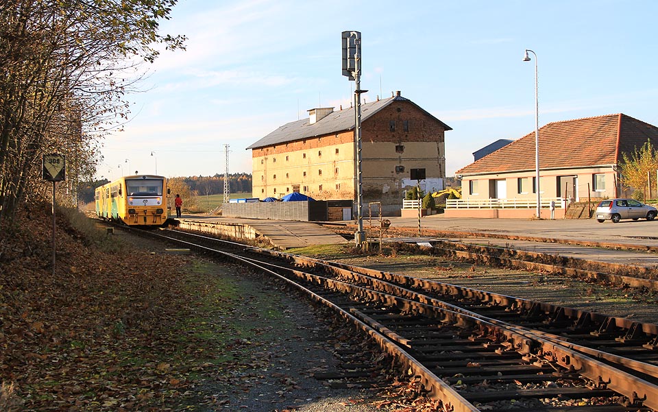 Ostrovní nástupiště se dvěma staničními kolejemi se pak nachází poněkud dál severozápadním směrem.