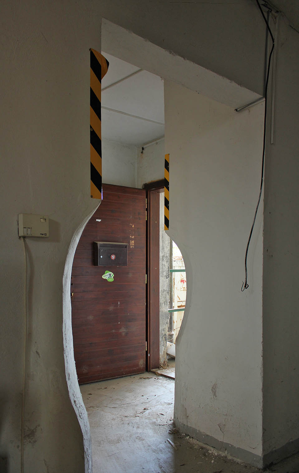 Za necelých 200 let svojí existence dům hostil různé provozy. Rozšíření průchodu mezi nosnými zdmi snad mohlo sloužit pro snazší manipulaci s motocykly, tlačenými po rampě ze dvora do opravárenské dílny.