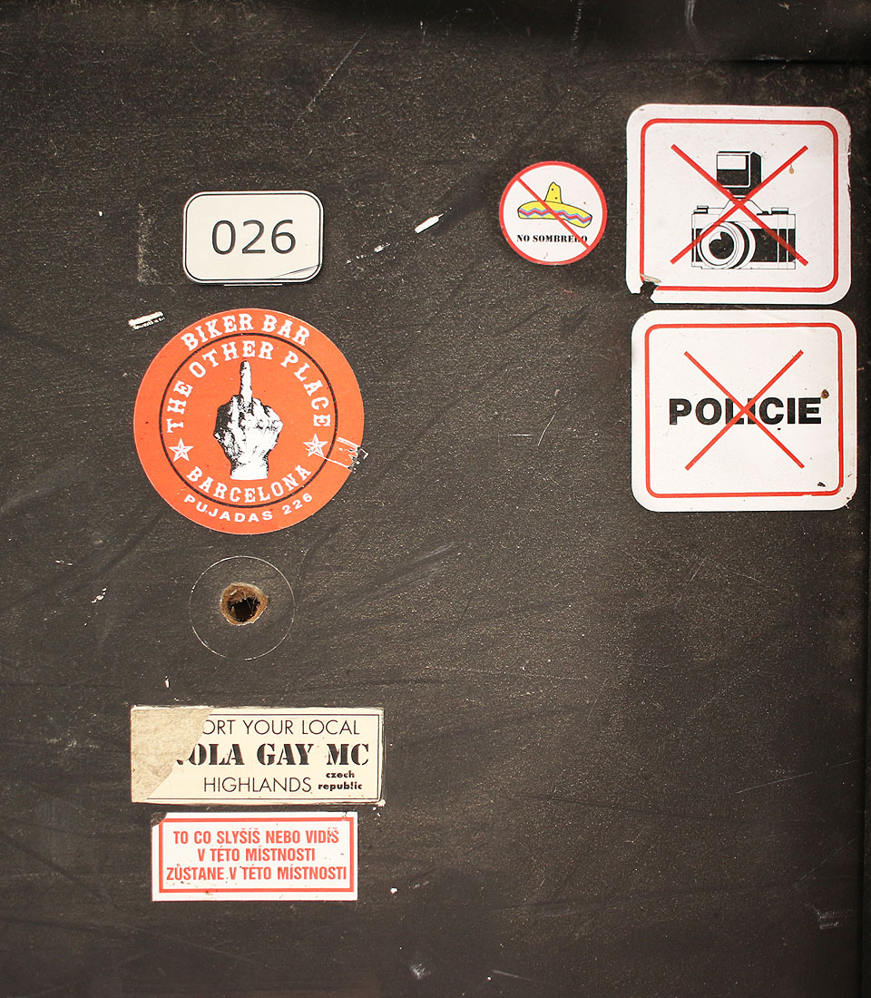 V posledních letech své existence dům hostil různě podivné instituce.