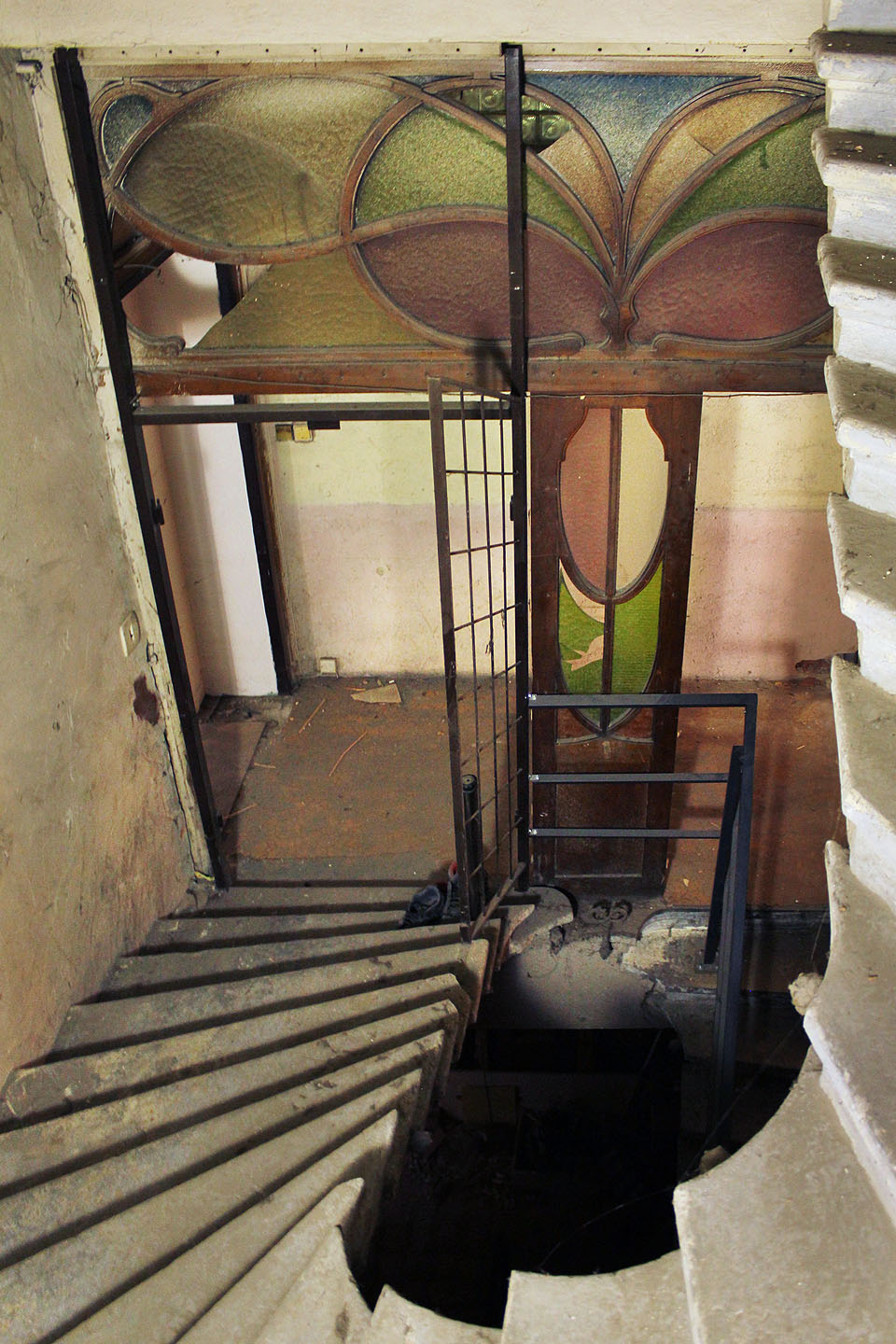 Zábradlí už dávno někdo zcizil, nejcennější součástí interiéru tak před zbouráním zůstávají secesní dřevěné dveře s barevnými vitrážemi.
