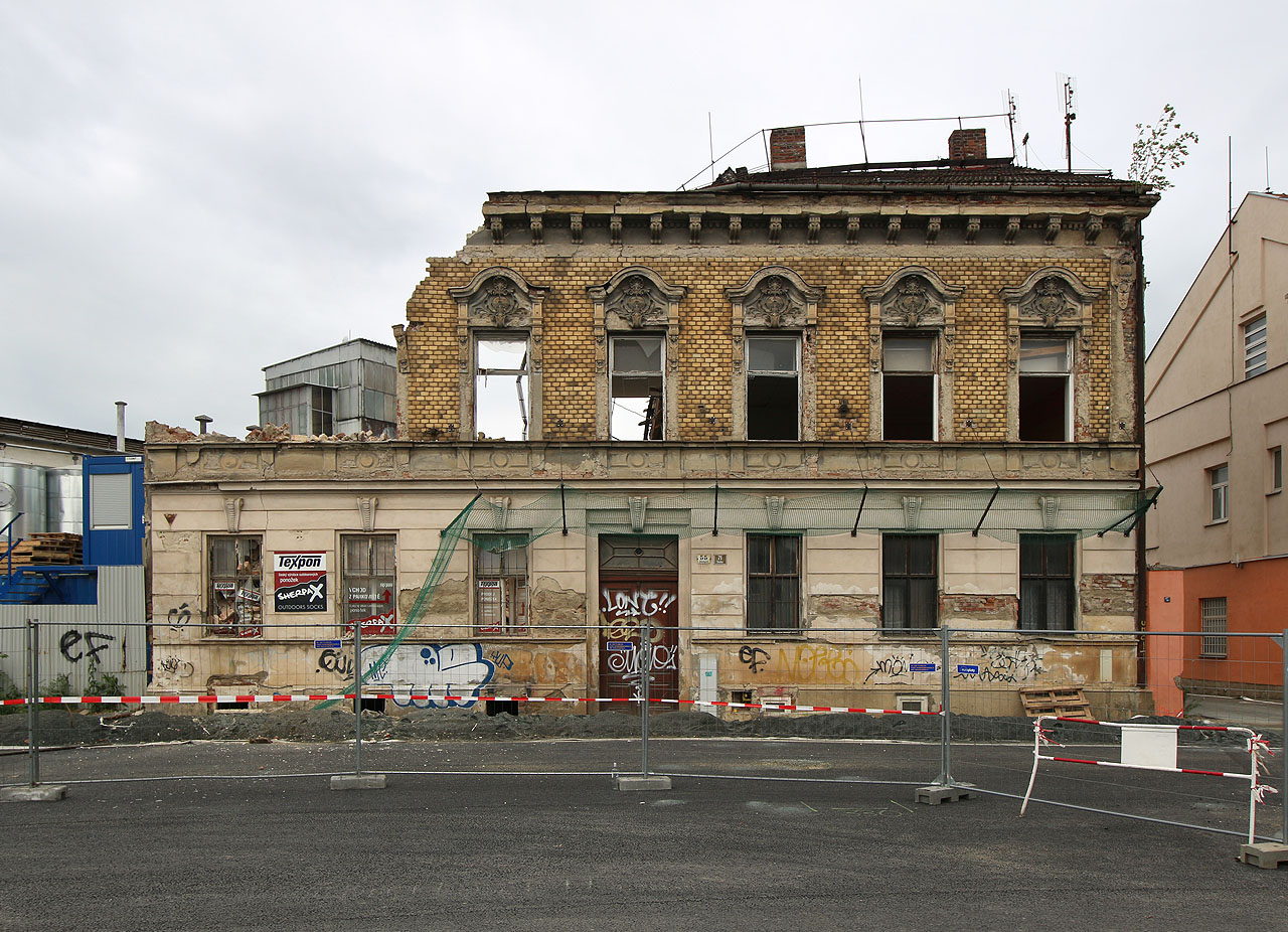 O devět dní později už dům přestával existovat. Nebyl to zub času, kdo rozhlodal jeho zdi, ale lžíce bagru povolaného sem městem Brnem, které tak rádo ničí svou vlastní historii. Možná zde vyroste namísto secesního domu bouda z vlnitého plechu, jako na druhém břehu Svitavského náhonu.