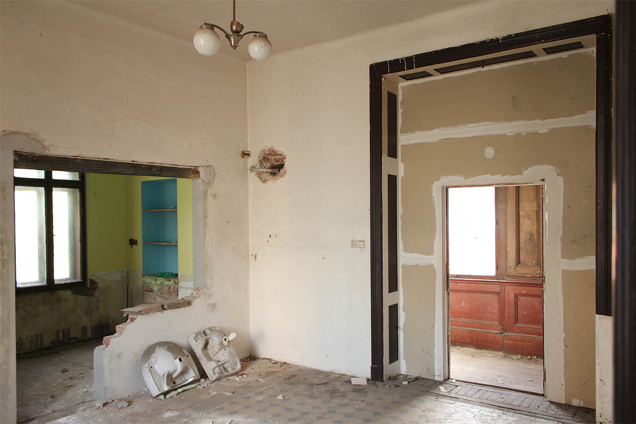 Sádrokartonové orgie a průhled do dřevěné verandy, která kdysi ukrývala jednoduchou koupelnu.