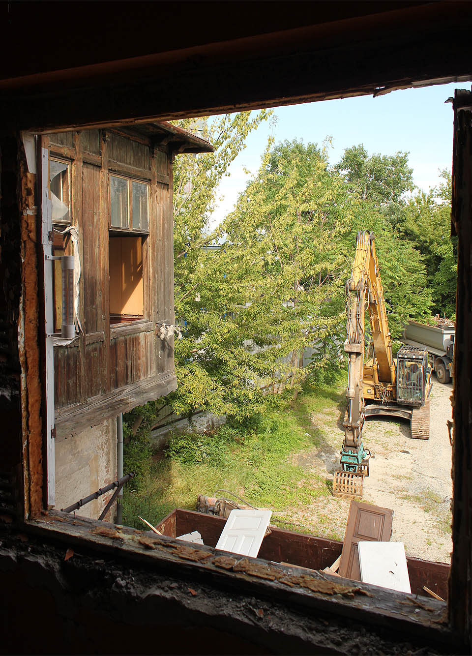 Zatímco na sebe necháváme působit hořkosladkou melancholii umírajícího domu, na dvoře se chystá bagr zasadit mu poslední ránu.