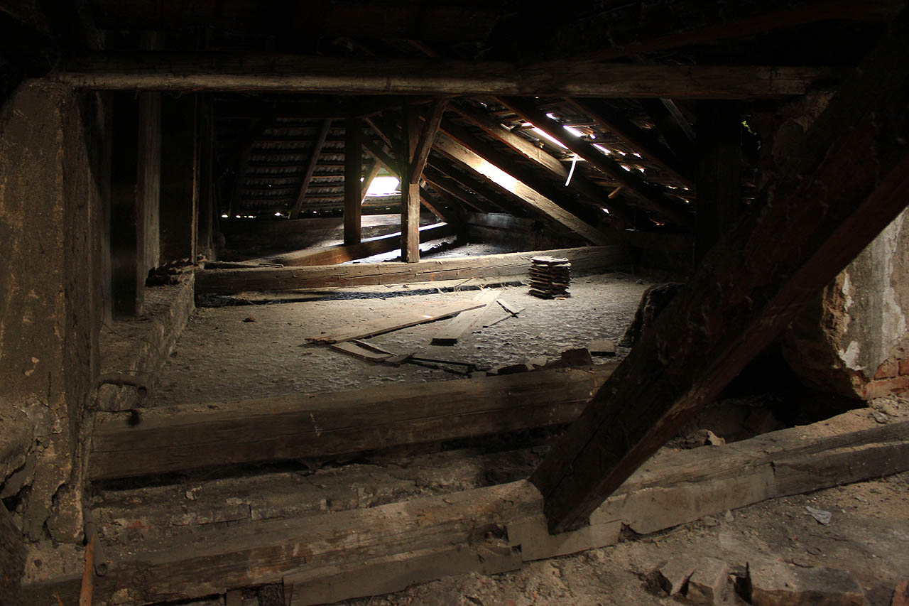 Rozlehlá půda by mohla ukrýt hned několik kumbálů nešťastných Maxmiliánů Drápů.