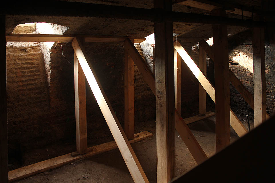 Naopak rozpažená a podepřená sklepní klenba svědčí o tom, že dům není v nejlepší kondici. Přesto nemusela být demolice jediným řešením.