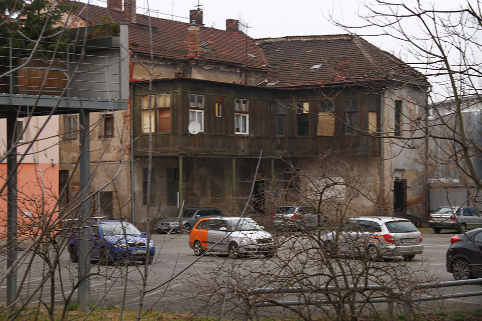 Z vod náhonu je možné spatřit místa, na která se obyčejný smrtelník jen tak nepodívá. Kromě ohyzdných parkovišť a továrních provozů třeba taky zapomenuté klenoty z dávno minulých století.