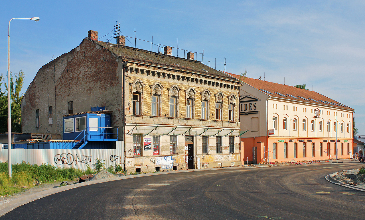 Poslední hodiny domu Dornych č. 55. Do zahájení demolice zbývají tři dny, vozovku rozšířenou na několikanásobek původní ulice již kryje čerstvý asfaltový koberec.