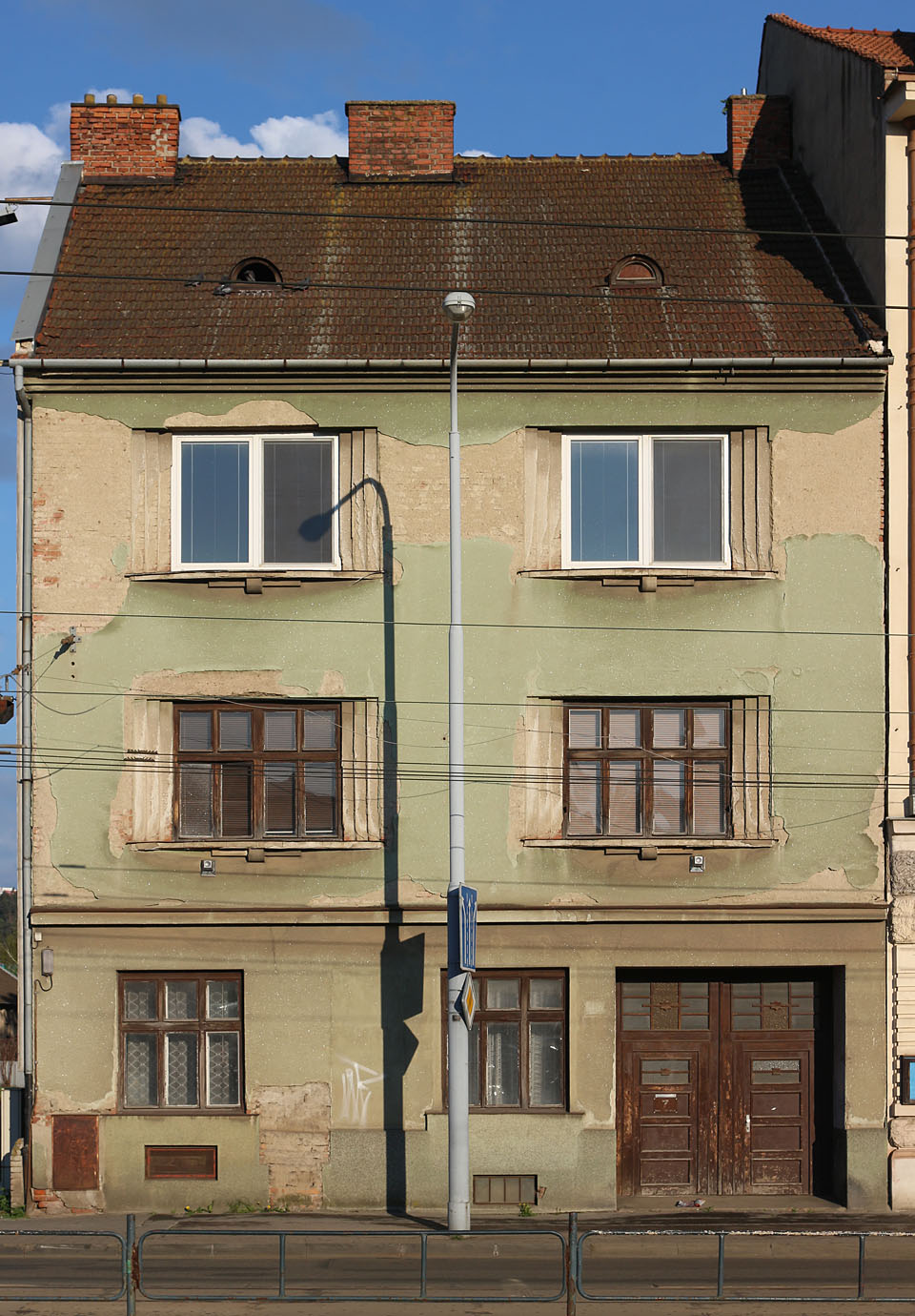 Trojpodlažní bytový dům na nároží Dukelské třídy a Tomkova náměstí patřil (zejména vedle výrazné husovické sokolovny) k nenápadným městským stavbám.