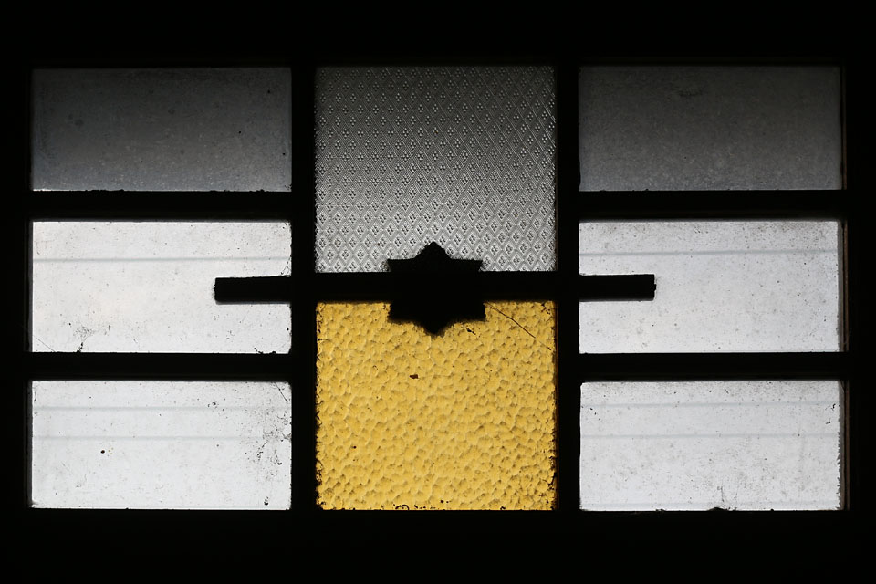 Fragmenty původního ozdobného zasklení ve velmi mírném duchu art-deco.