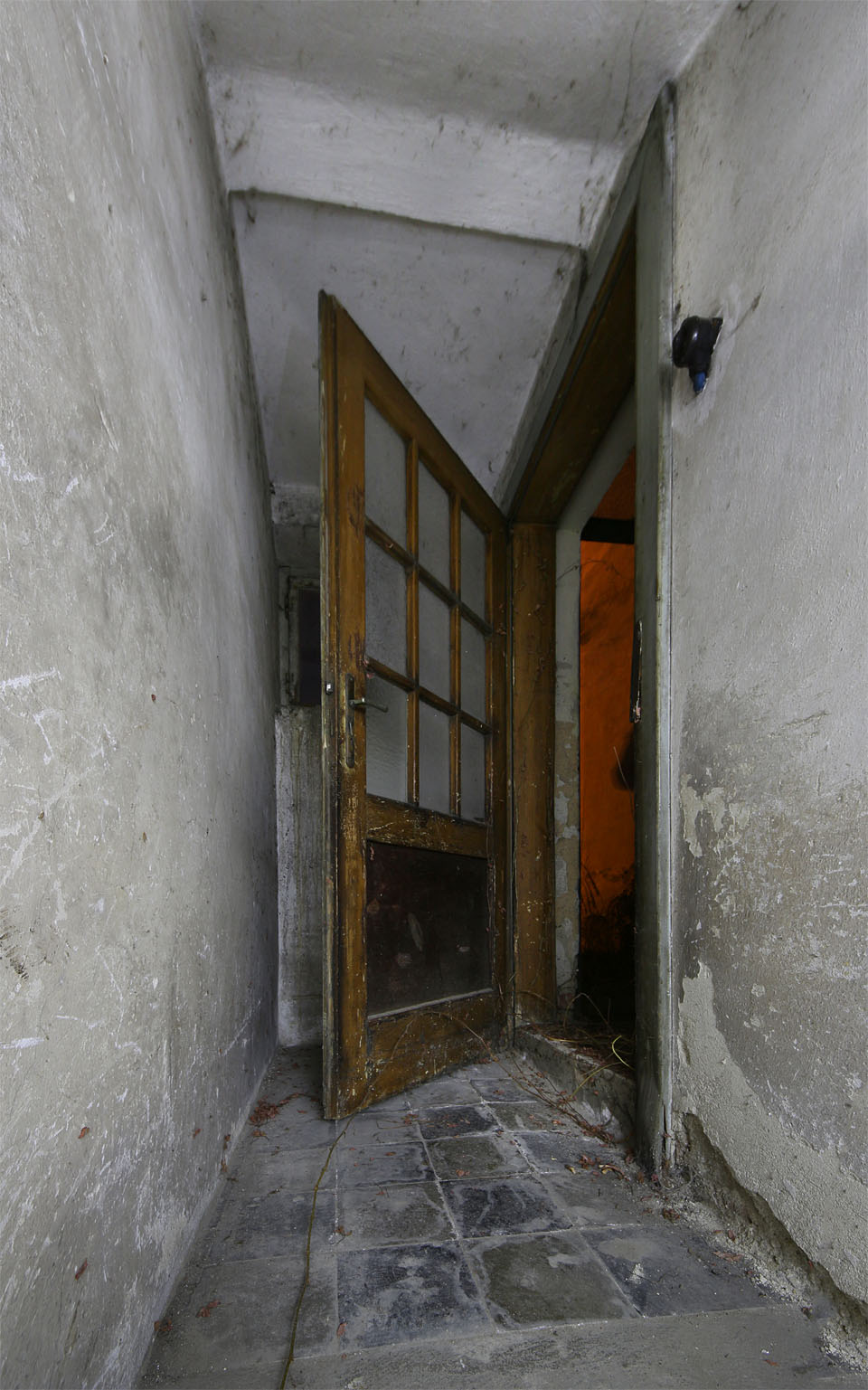 Rovněž omezený rozsah sklepa je argumentem pro předpoklad, že dům byl původně menší. Vstupuje se do něj zpod schodiště úzkými dveřmi.