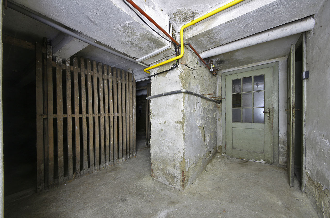 Moderní betonové nosníky se ve sklepě mísily s původními cihlovými klenbami.