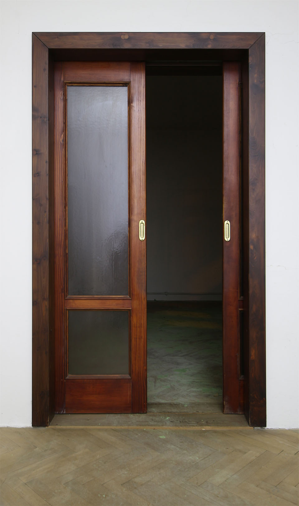 Spojovací dveře mezi dvojicí pokojů byly pravděpodobně sekundární úpravou, která propojila dva samostatné byty v jeden celek.