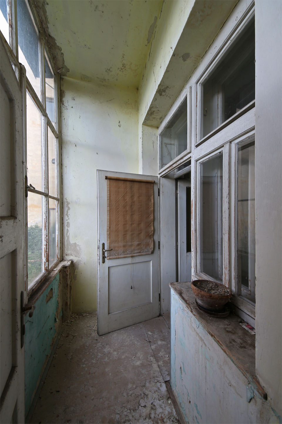 Menší, přízemní byt měl ovšem na místě koupelny pouze chladnou lodžii.