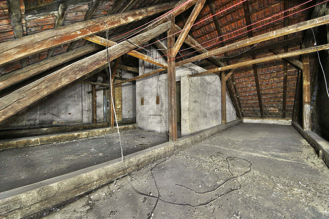 Půda domu nikdy nenašla významnější využití.