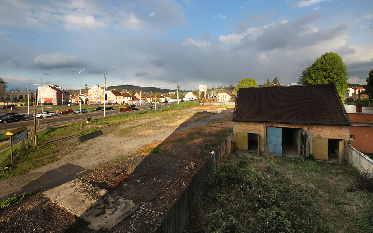 Výhled směrem do dvora a na stodolu, která byla zřejmě starší než samotný dům.