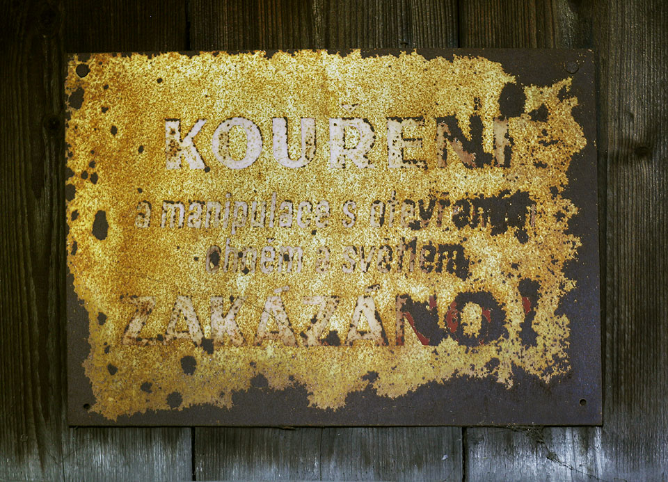 KOUŘENÍ a manipulace s otevřeným ohněm a světlem ZAKÁZÁNO!