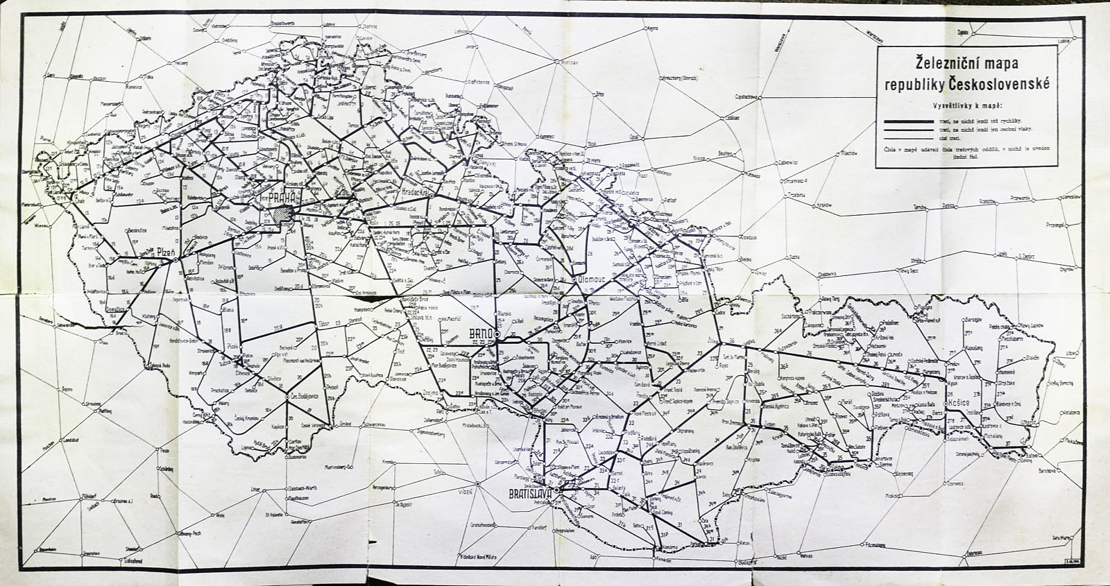 Železniční mapa obnovené republiky Československé. Elektrizace dosud nulová, za to přes Hevlín se čile jezdí.