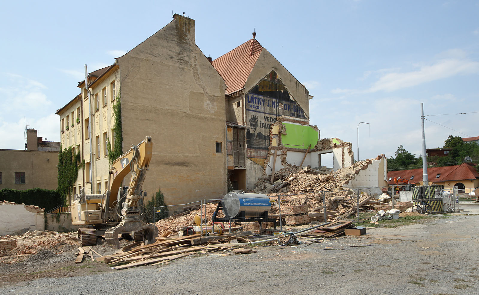 O dva měsíce později se již do domu zakousl hladový bagr. Pořád se toulá Brnem a okusuje město stále rychleji.