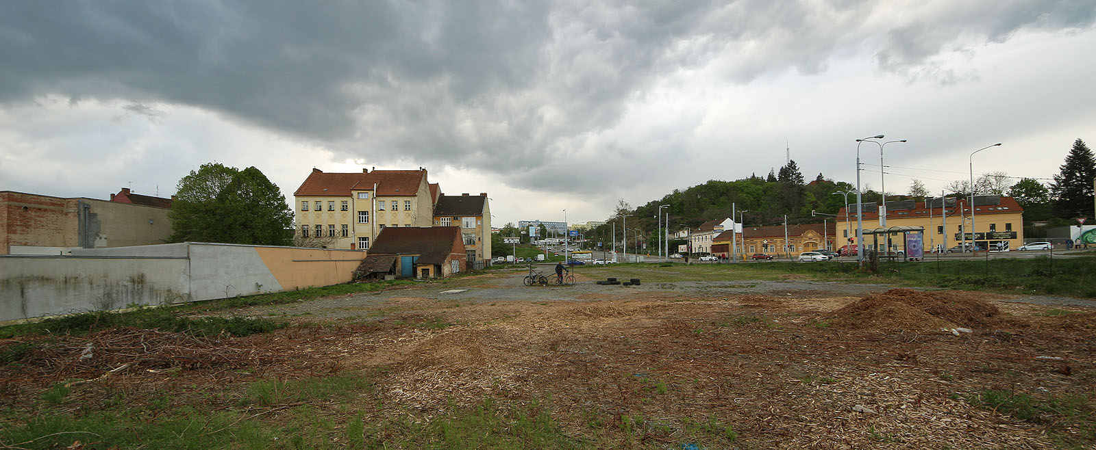 Tak vypadalo na jaře roku 2021 bývalé centrum města Husovic. Z návsi se stalo v roce 1912 náměstí, aby se o dalších 110 let později změnilo na dálniční křižovatku.