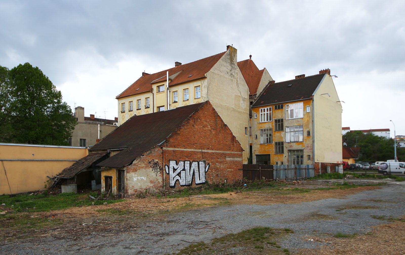 Pohled na dům č. 7 s pozemkem od východu, ze strany od Svitavy. Stodola je bezesporu výrazně starší než sám dům.