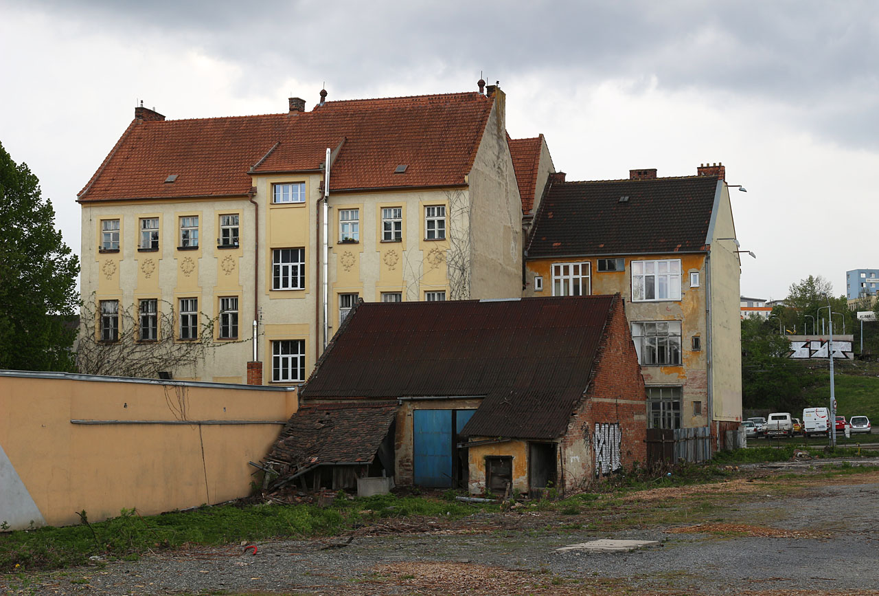 V květnu byl dům již zcela připraven na nadcházející demolici.