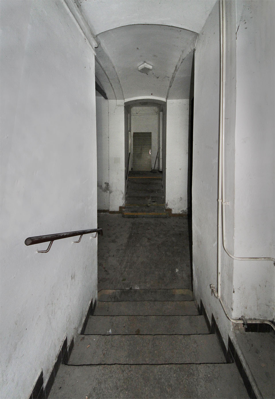 Vlastně dva protilehlé z jednoho místa na straně u dvora.