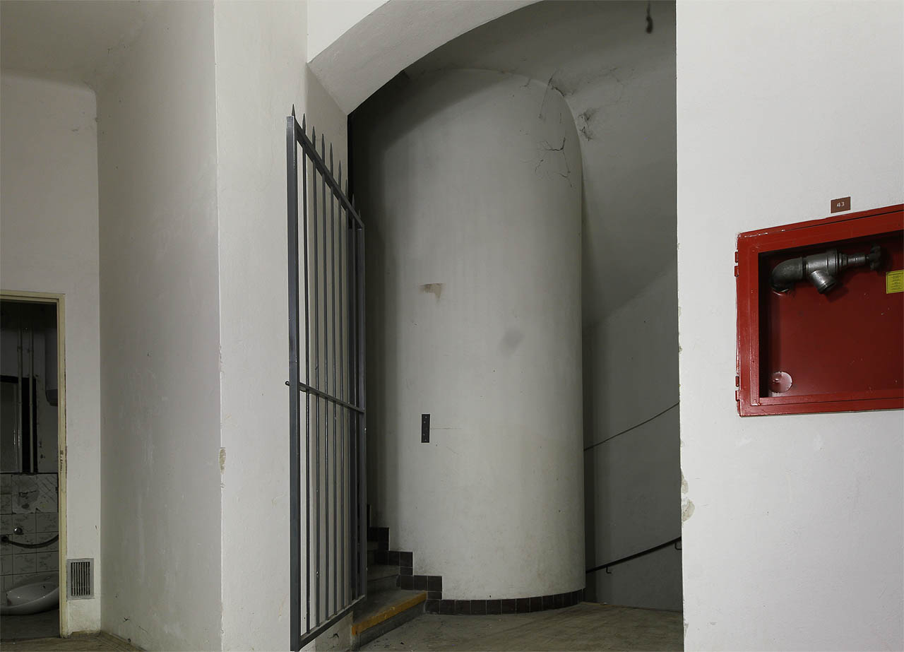 Do vyšších pater domu bylo lze vystoupat po stísněném točitém schodišti.