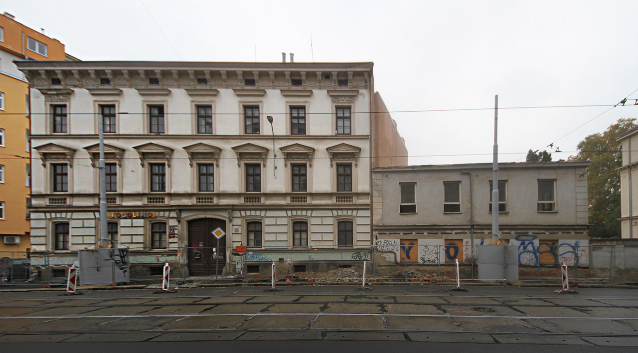 Oba objekty Hybešova 41 a Hybešova 41a při pohledu od Nemocnice u sv. Anny.