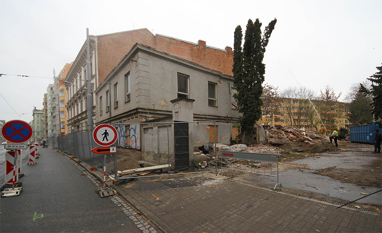 2. listopadu 2019 byla zahájena demolice. Dělníci kropí hromadu sutin vodou, aby nedocházelo k víření prachu.