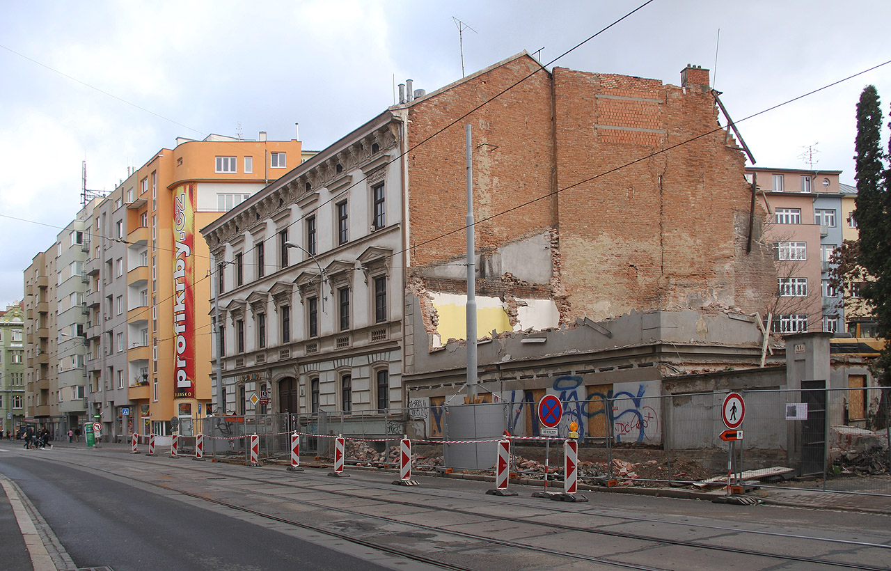 Přesto, že dům Hybešova 41 patřil v ulici k nižším stavbám, rozhodně nebyl nedůstojnou součástí její zástavby.