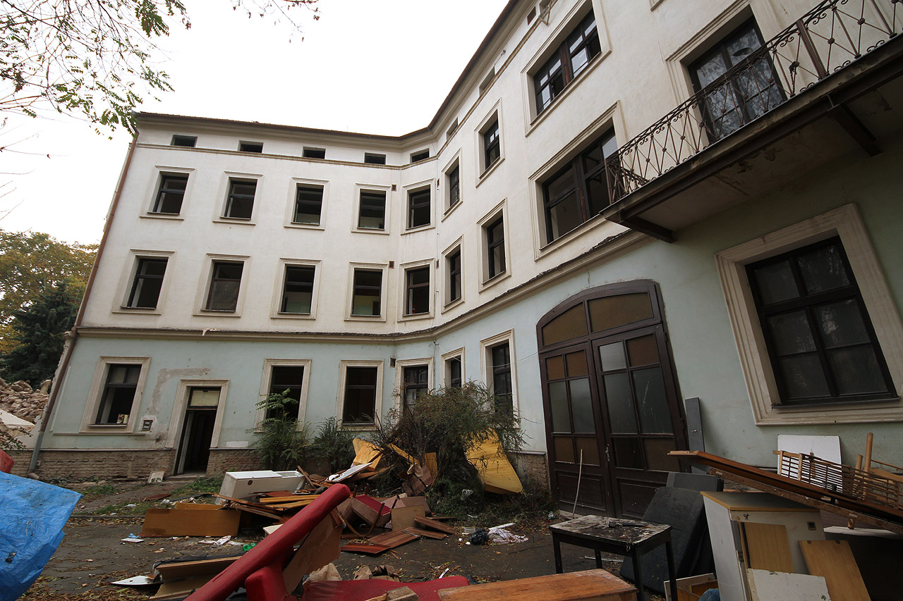 Pohled ze dvora na vlastní dům (vpravo) a dvorní trakt (vlevo) se samostatnými vstupními dveřmi.