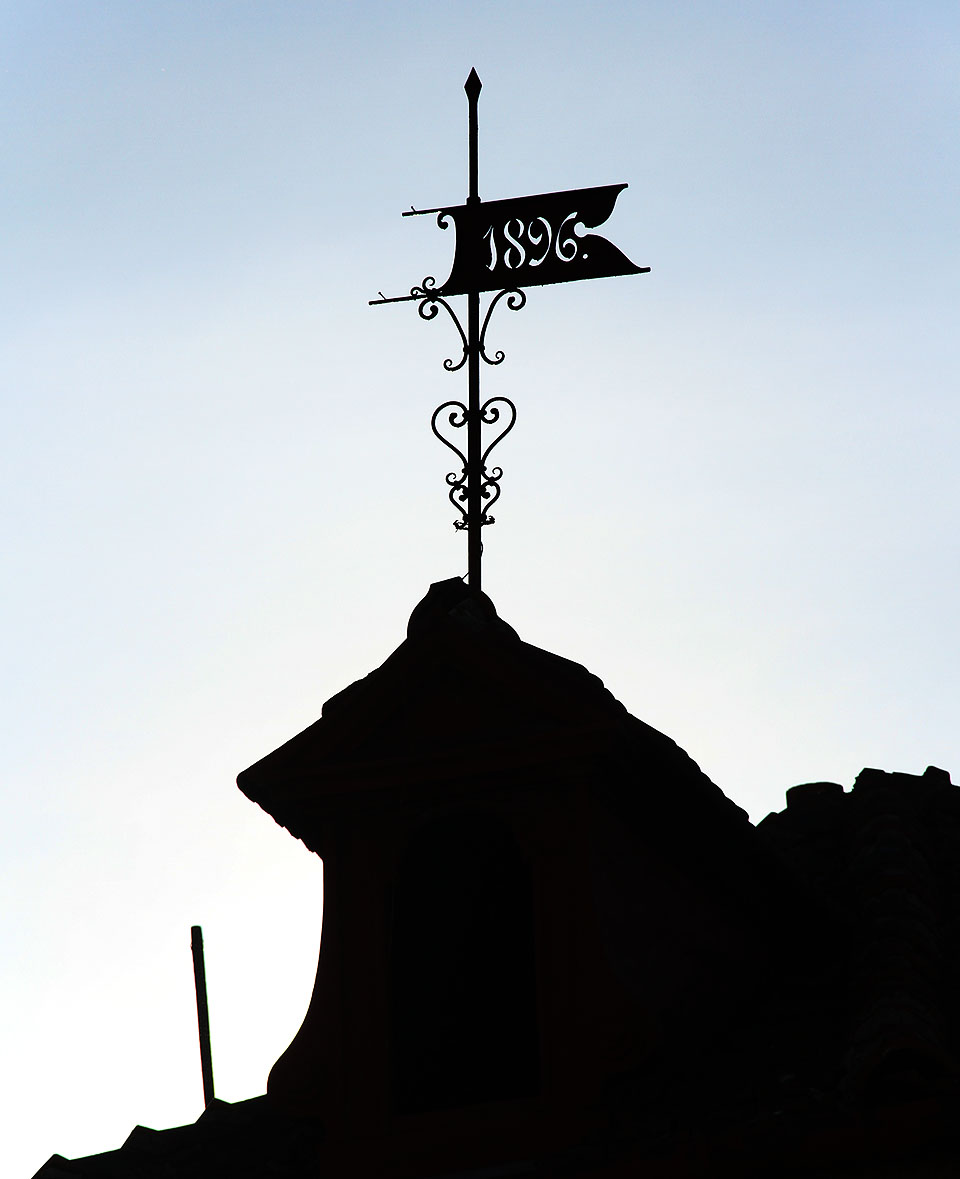 Korouhvička na střeše dům jasně řadí do období konce 19. století - doby, kdy Brnem a okolím silně rezonovaly myšlenky národní jednoty Čechů i Němců, jež ústily v četné spory vrcholící o 18 let později 1. světovou válkou.