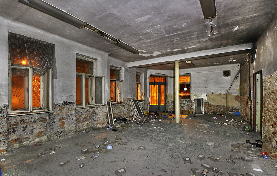 Hlavní prostor prodejny (dříve snad restaurace) je zaneřáděn plastovými vaničkami od masa. Někdo v nich do domu donáší krmení pro houf pelichavých koček, které si tu pro svoji odpornou potěchu chová.