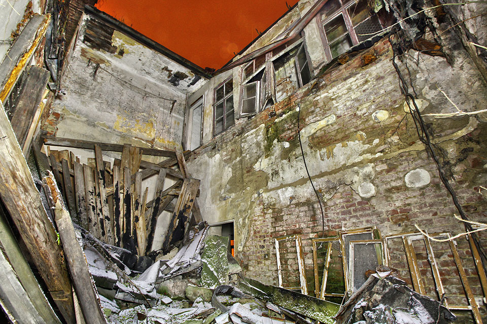 Střecha přístavby, jež byla původně snad zadním sálem restaurace, neunesla vlastní váhu a zřítila se do dvora. Původně tvořila terasu v zadním traktu, ze které dnes zbývá pouze zábradlí. Obloha je v Brně v noci červená.