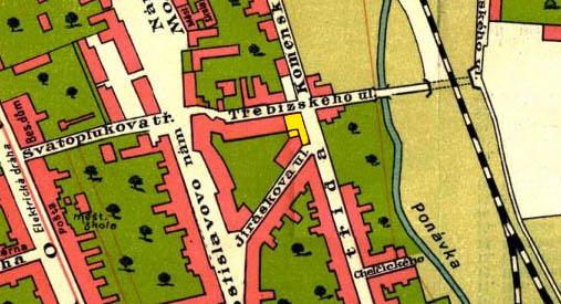 Na mapce z roku 1907 je vidět (žlutě zvýrazněný) dům i okolní zástavbu víceméně již v současném rozsahu. Ulice Košinova (tehdejší Komenského) pokračovala svobodně k východu přes původní tok Ponávky (o dálnici na ulici Sportovní nebylo tehdy na desítky let dopředu ani pomyšlení) až ke starému královopolskému nádraží, které překonávala podchodem zhruba na místě dnešní lávky pro pěší ústící do ulice Sladkovského. Vpravo dole je dobře vidět vlečka do Montursdepa odbočující ze Staré Tišnovky směrem k jihozápadu.