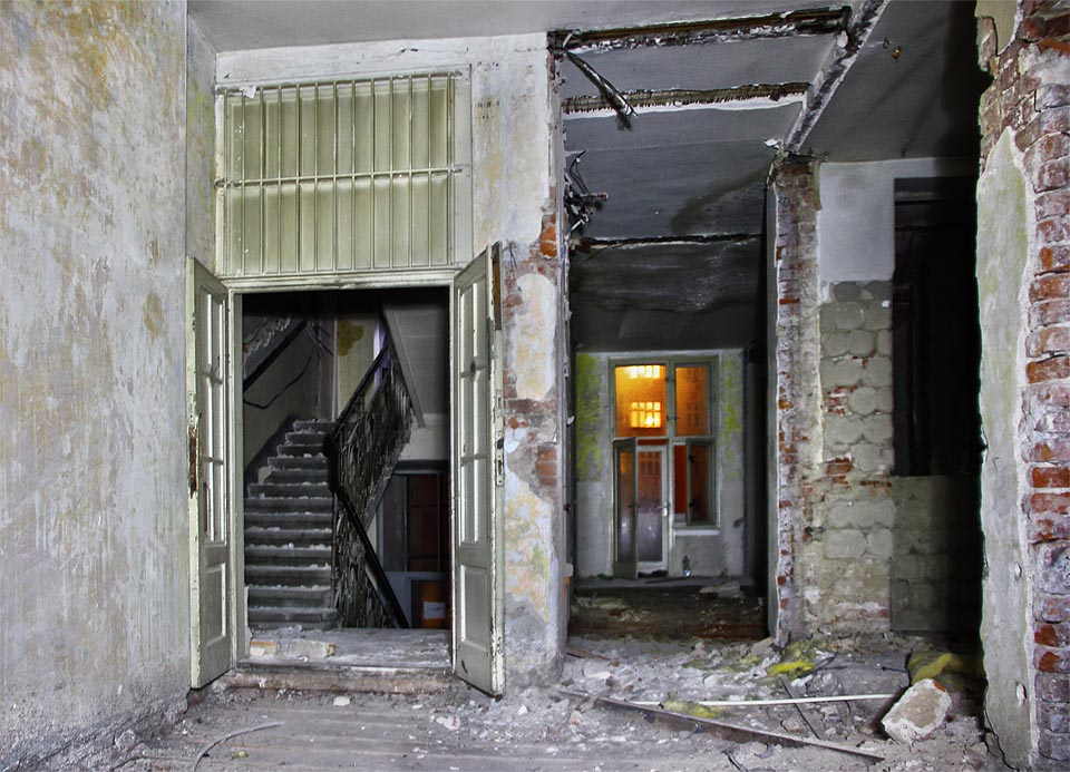 Vstup do jednoho ze dvou bytů v prvním patře. Také zde je patrná započatá, ale nedokončená rekonstrukce.