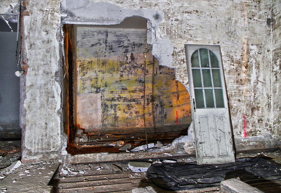 Místy lze pochybovat o tom, zda to vůbec byla rekonstrukce, nebo spíš jen odvoz všeho, co mělo ještě nějakou cenu…