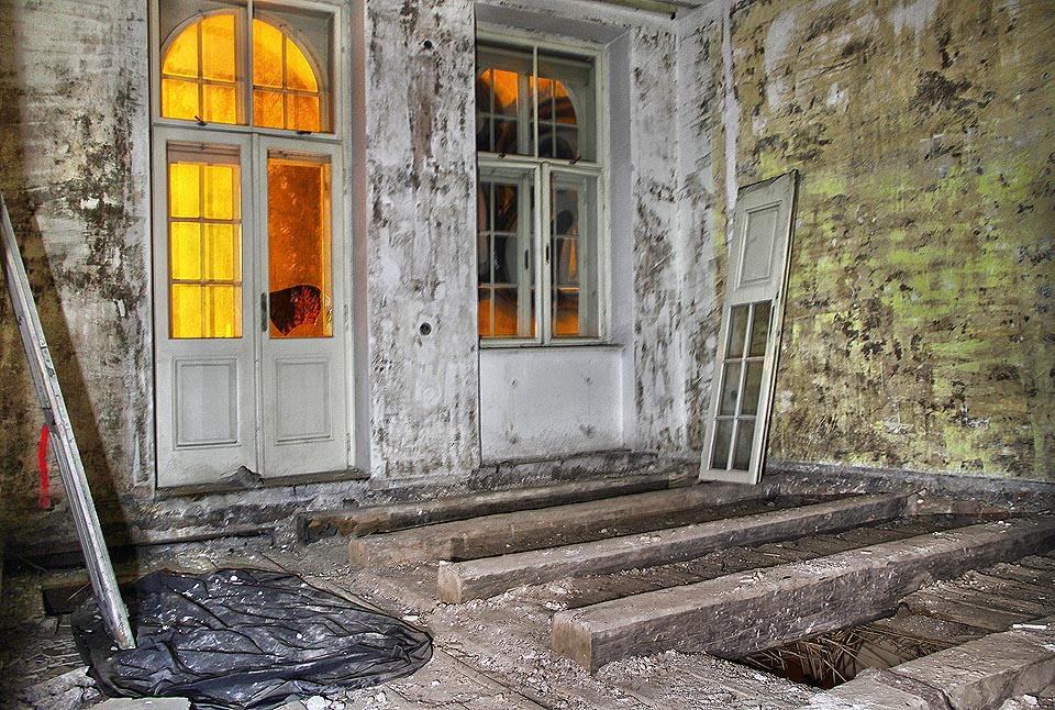 Místy zmizely podlahy, tu a tam dokonce i stropy. Průzkum domu není zcela bezpečný.