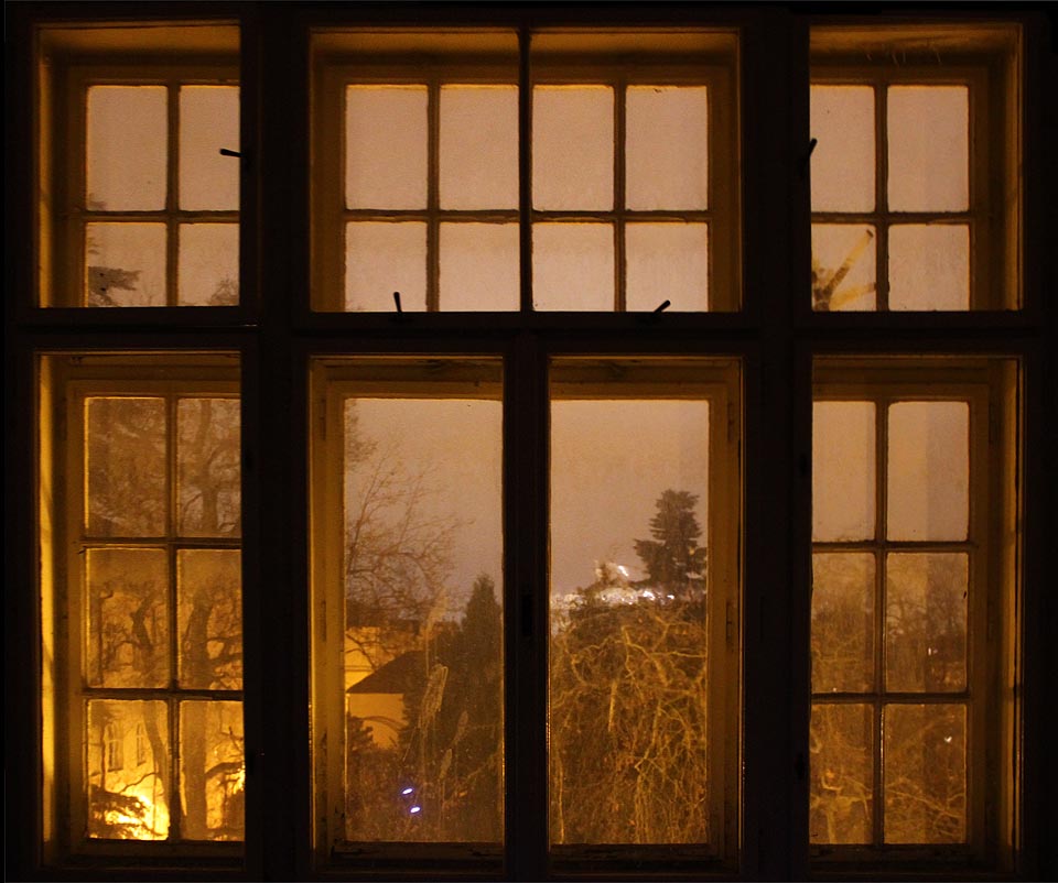 Z romanticky útulných balkónků se naskýtá přes rušnou ulici výhled do uklidňující botanické zahrady.