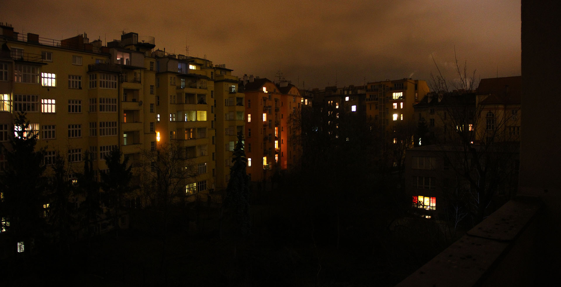 Romantické duše se při pohledu na světla ve vnitrobloku nemůžou nezasnít. Každé světélko je jeden byt, pár lidských osudů…