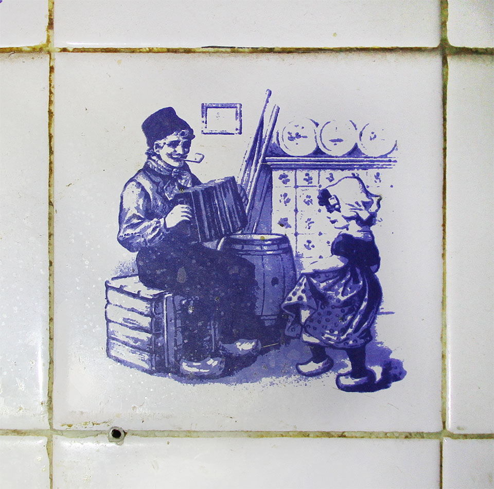 Při pohledu na některé pozdější stavební úpravy, nátěry a obklady se může člověka zmocnit třeba i hrůza.