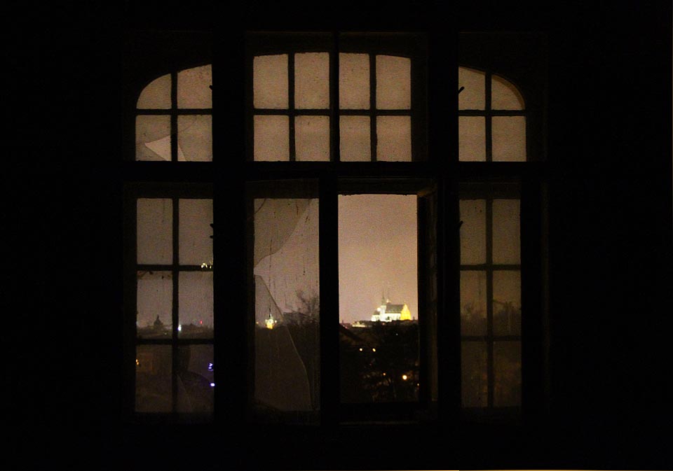 Ve čtvrtém patře začíná být výhled z kopce na město docela zajímavý.